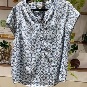 Croft & Barrow Blue Floral Women's Blouse 1 X. Ptp is 25